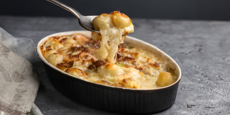 Z pár surovin, co máte vždy doma, vykouzlíte rychlé a neuvěřitelně chutné jídlo! Zapečené cibulové gnocchi vás dostanou