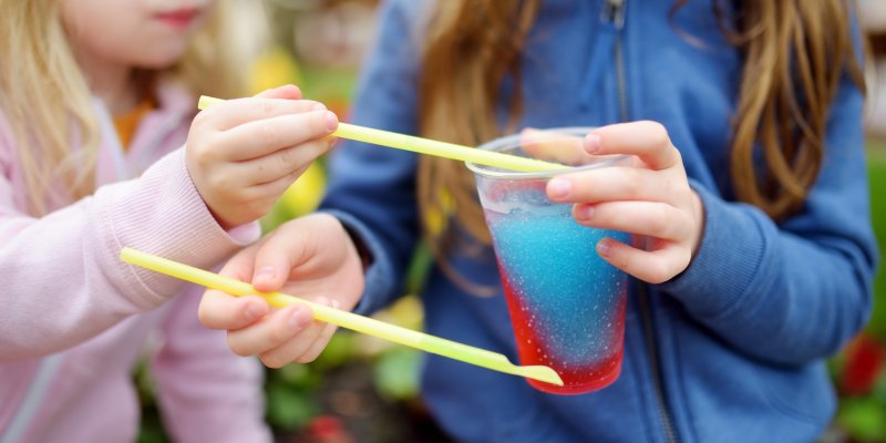 Není tak nevinná, jak vypadá! Ledová tříšť dětem do 8 let vůbec nepatří do ruky