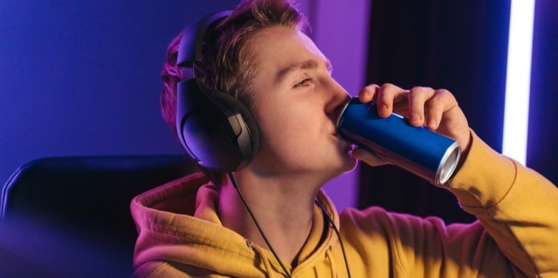 Energetické nápoje plné kofeinu a cukru mohou být brzy dostupné jen pro starší 16 let