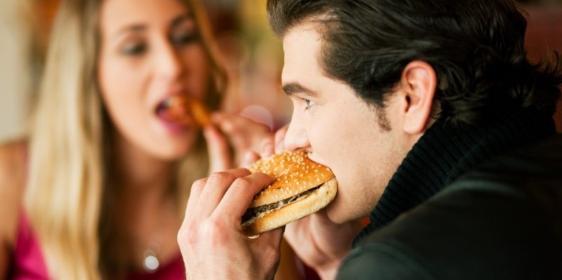 Americký fastfood vyhlásil bankrot, svá vyhlášená kuřecí křidélka a burgery prodává i v Česku
