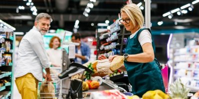 Pokladní v supermarketu markuje potraviny