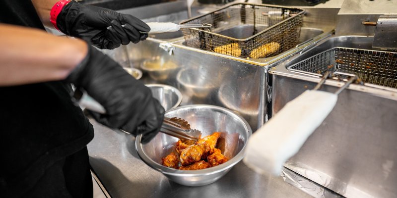 Inspektoři odhalili problémy s přepáleným olejem v každé desáté restauraci, situace je však oproti minulým letům lepší