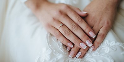 Svatební mani: Letos letí perličky i nahé designy a popularita neklesá ani u klasické francie