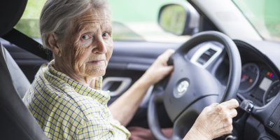 Konec řízení po dosažení věkové hranice? EU zvažuje od roku 2025 přísnější pravidla pro řidiče – seniory