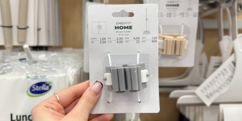 Konec padajícím smetákům a mopům! Vše vyřeší nenápadný držák z Pepca za 25 Kč
