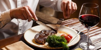 Muž jí steak v restauraci
