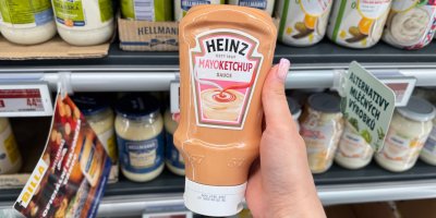 Ruka drží Mayoketchup od Heinz v obchodě