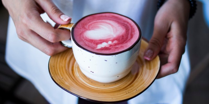 Tyhle kávy teď letí! Jak si připravit Red Velvet cappuccino nebo pistáciové „dubajské“ latte?