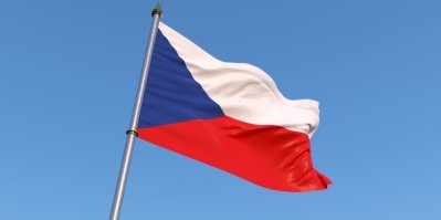 Česká vlajka vlaje na stožáru