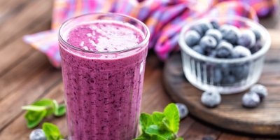 Fialové smoothie, v pozadí borůvky
