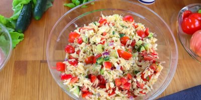Letní osvěžení na talíři: Připravte si středomořský orzo salát, který vám zachutná i druhý den
