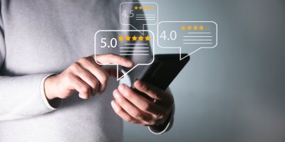 Člověk pracuje na telefonu, okolo jsou bubliny s hodnocením