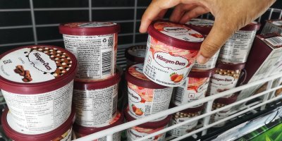 Muž bere z chladničky zrmzlinu Häagen-Dazs