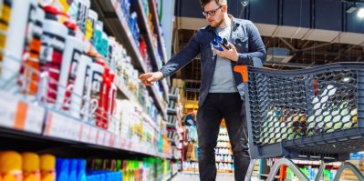 Muž vybírá v supermarketu pánskou kosmetiku