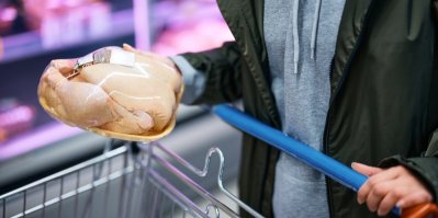 Muž v supermarketu kupuje kuřecí maso