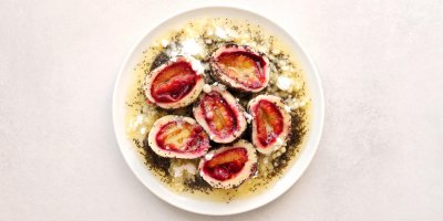 Domácí švestkové knedlíky s cukrem a máslem za pár korun