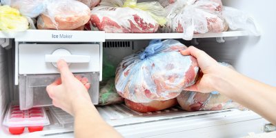 Mrazák není stroj času. Jídlo se v něm kazí, i když to tak nevypadá, a většina Čechů v něm skladuje potraviny roky