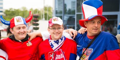 3 muži v národním oblečení České republiky