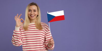 Žena s českou vlajkou v rukou
