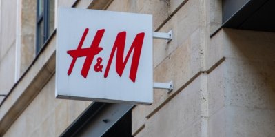 Logo H&M na vývěsním štítu budovy