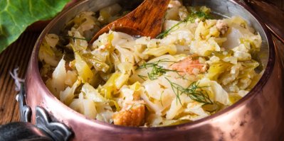 Zapomeňte na segedín! Tohle dušené zelí s klobásou a koprem si získá i zaryté masožravce