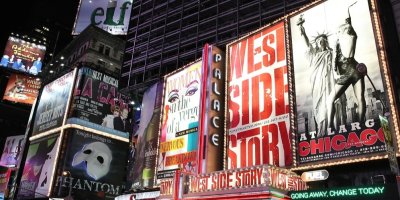 Reklamy na muzikály na Time Square, NY