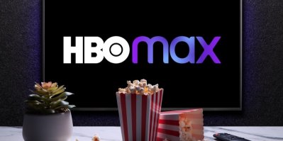 Televize s logem HBO max a popcorn