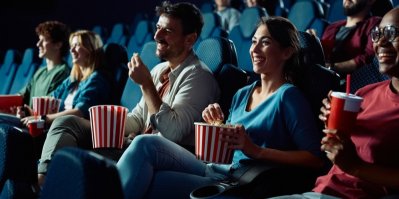 Lidé v kině jí popcorn
