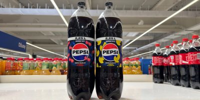 Balení Pepsi v regálu