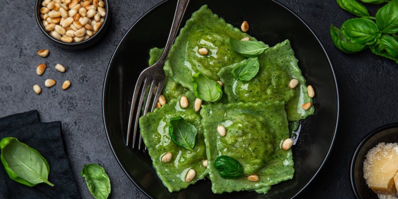 Domácí špenátové ravioli s houbami: Luxusní večeře, kterou zvládnete i bez michelinské hvězdy
