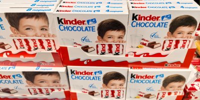 Čokoláda Kinder v regálech obchodu s potravinami