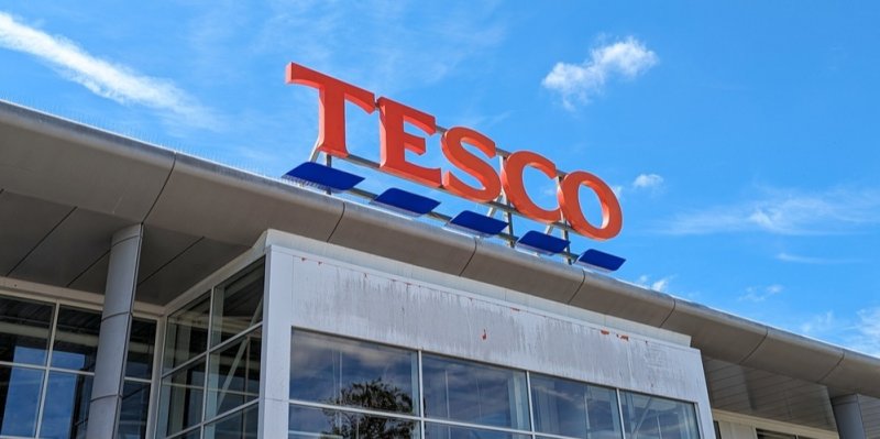 Tesco v Británii zavádí novinku: Po deváté večer si zákazníci mohou odnést potraviny s končícím datem spotřeby zdarma