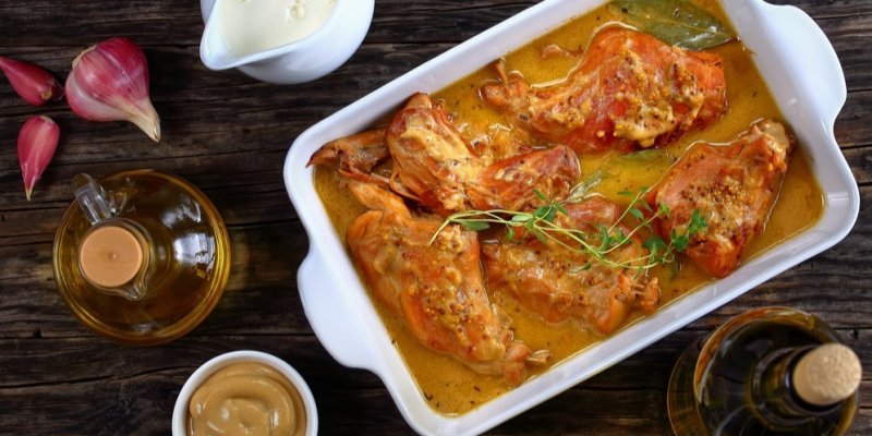 Jak na pečeného králíka na víně se slaninou a hořčicí: Recept na jednoduchý a chutný nedělní oběd jako od babičky