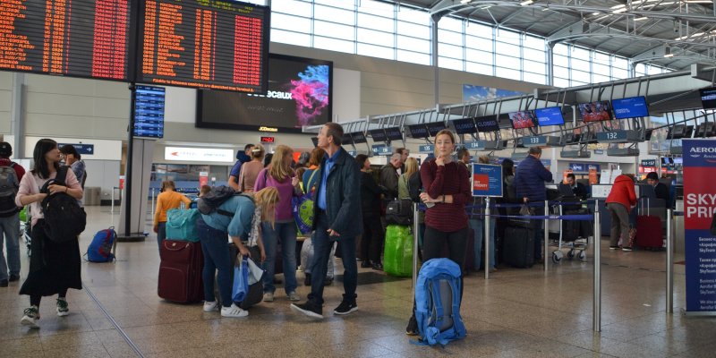 Odlétáte z Prahy? Letiště má letos řadu novinek, mezi nimi i nové „ohrádky“ pro cestující