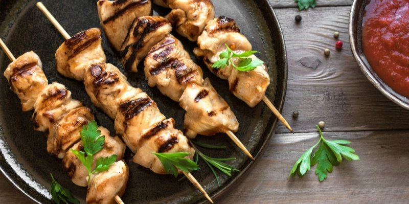 Připravte si famózní kuřecí satay s arašídovou omáčkou. Recept, který zvládnou i začátečníci a chutná jako z Asie