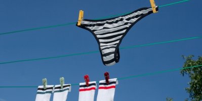 Vyprané kalhotky a ponožky na prádelní šňůře