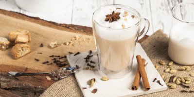 Kořeněné chai latte v průhledném hrnku