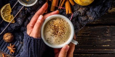 Kořeněné chai latte v hrnku, kolem sušené ovoce