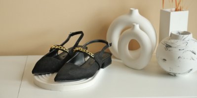 „Babičkovská“ obuv hlásí návrat v moderním stylu. Slingback boty dodají outfitu lehkost a rafinovanost