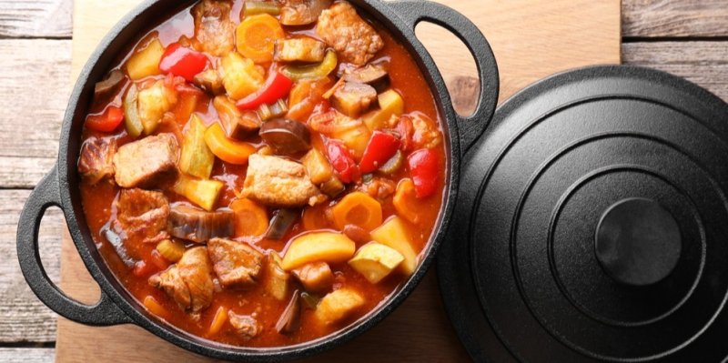 Recept na voňavý guláš s masem, bramborem a paprikou, kde vodu nahradil jablečný mošt – chutná famózně