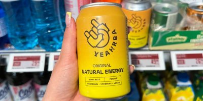 Energetický nápoj YEAHRBA v ruce