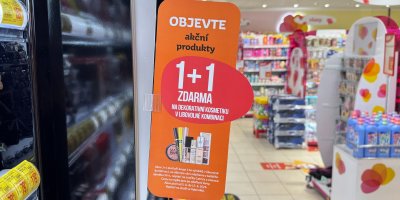 Akční cedulka 1+1 zdarma v drogérii