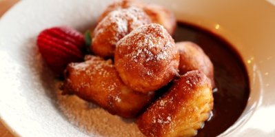 Mini koblížky s jahodami a čokoládovou omáčkou