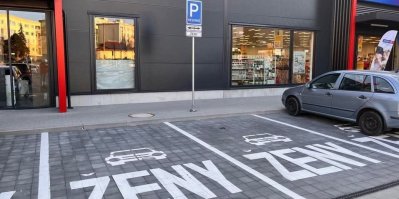 Parkovací místa před obchodním domem