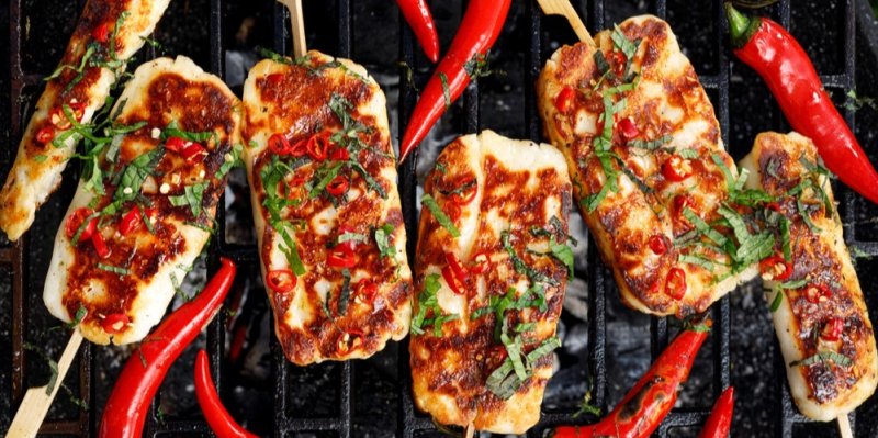 Zapomeňte na hermelín, zkuste grilovaný sýr halloumi, který se na grilu nerozteče a odmění vás křupavou kůrkou