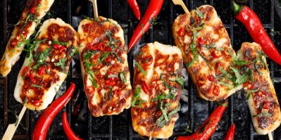 Sýr halloumi s chilli papričkami na grilu