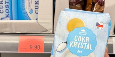 Balení cukru před cenovkou v obchodě