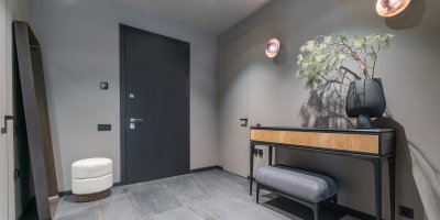 První dojem z bytu si návštěva udělá už v předsíni. Vsaďte na zrcadlo, světlo a funkční úložné prvky
