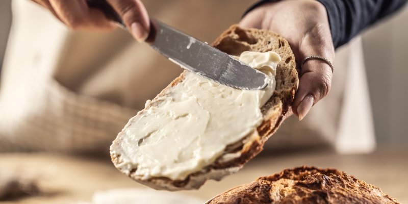 „Zlý“ margarín: Je opravdu o tolik horší než máslo? Ne vždy, záleží i na tom, jak se vyrábí