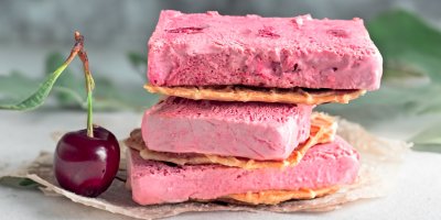 Třešňové semifreddo na talíři s třešněmi
